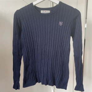 Marinblå tröja - Tveka inte på att höra av er för mer information💕