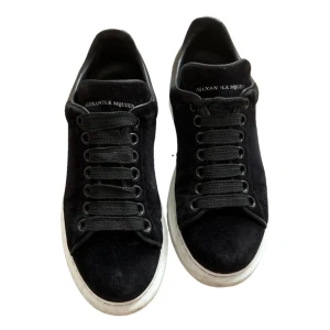 Alexander mcQueen skor  - Säljer mina Alexander McQueen skor som jag har använt ett fåtal gånger<3 passar en perfekt 36a! 