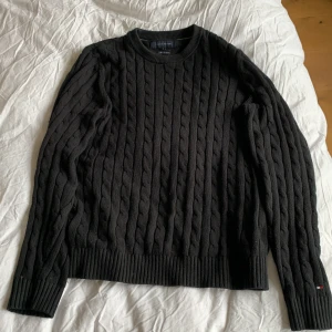 Cabell stickad Tommy hilfiger tröja - Säljer en Tommy hilfiger tröja för 300kr den är i storlek S men passar även M om du undrar något är det bara att skriva