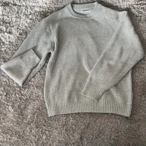 Stickad tröja från Zara - Tja, säljer denna stickade tröjan från Zara. Tröjan är använd ca 5 gånger, så i stor hel het så är tröjan i nyskick. Kommer inte till användning och har där med lagt den till ett schysst pris!