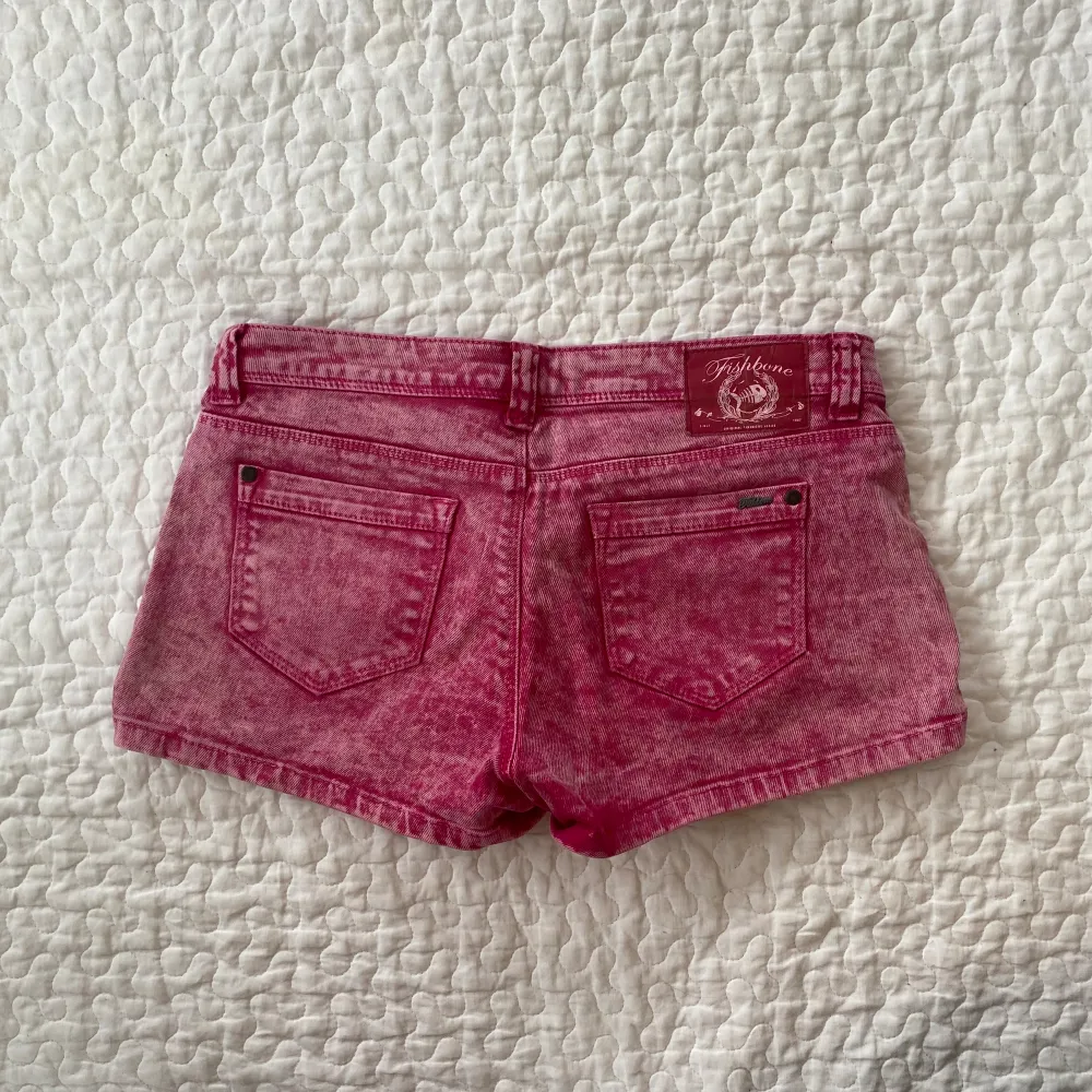 Tjusiga rosa lågmidjade jeans shorts. I bra skick. Skriv gärna om ni har frågor💕. Shorts.