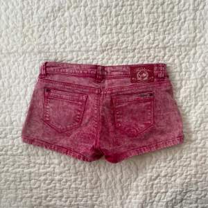 Tjusiga rosa lågmidjade jeans shorts. I bra skick. Skriv gärna om ni har frågor💕
