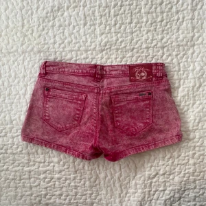 Rosa shorts - Tjusiga rosa lågmidjade jeans shorts. I bra skick. Skriv gärna om ni har frågor💕