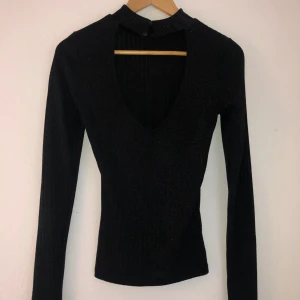 Glittrig topp - Glittrig topp med öppen rygg. Så fin till fest eller middag och sparsamt använd, säljer just eftersom den inte används. 💕