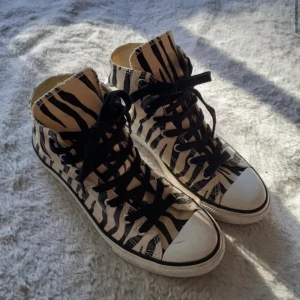 Zebra Converse - Jättefina zebra convers i storlek 37,5 i bra skick💕 lite skada där framme men går nog bort med skokräm