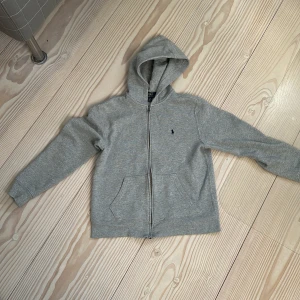 Polo Ralph lauren zip hoodie - Mycket bra skick, använd bara ett fåtal gånger. 