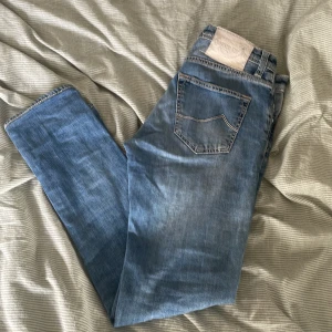 Jacob Cohen Jeans - Ett par fräscha Jacob Cohen jeans! Storlek 31, modellen är 696. Skick skulle säga 8/10. Hör av er vid några funderingar!