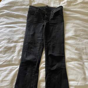 Svarta bootcut jeans från Only. Storlek S/34 men är uppsydda för att passa mig som är 166 lång. Sparsamt använda. Skriv gärna innan du trycker på köp nu 💕