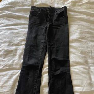 Only jeans  - Svarta bootcut jeans från Only. Storlek S/34 men är uppsydda för att passa mig som är 166 lång. Sparsamt använda. Skriv gärna innan du trycker på köp nu 💕