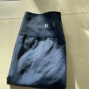 Relode tights  - Heeej! Säljer mina blåa prime seamless tights från relode. Dem kommer tyvärr inte till användning 😕 Använda ca 1-2 gånger och är i jätte bra skick 🥰  Nypris: 699kr