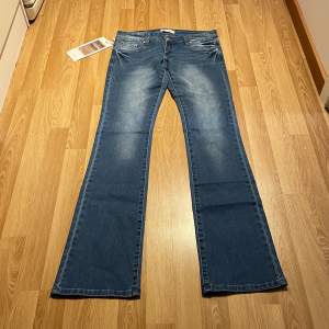 (18) lågmidjade bootcut jeans helt nya med lappar kvar. Skulle säga passar strlk 36 till 38 då de är väldigt stretchiga. Midjemått rakt över: 39 cm, innerbenslängd: 88cm 🩵