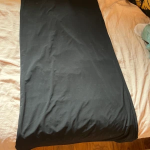 Svart långkjol  - Säljer denna långkjolen med prislappen kvar då jag inte tyckte om hur den satt på mig, jag har bara provat den. Storlek M men passar L med då den är väldigt stretchig.  