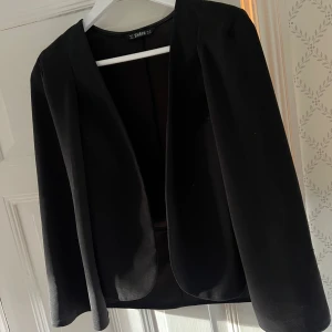 Kavaj med öppna armar - Blazer/kavaj med öppna armar. Superfin! 