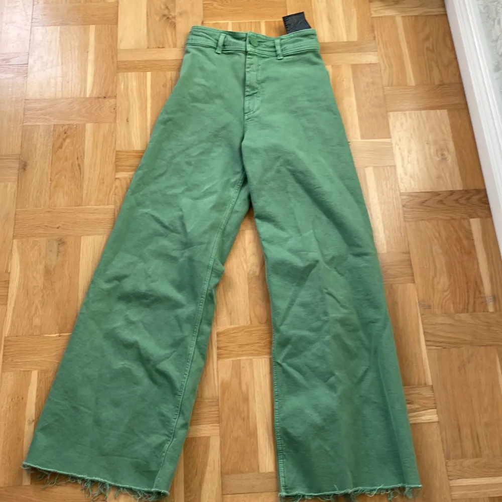 Zara, gröna jeans, väldigt bra skick och nästan aldrig använda💗, high waisted, använder inte längre💗, nypris 500. Jeans & Byxor.