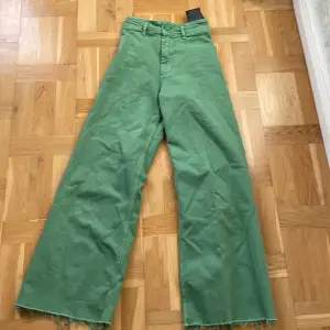 Zara, gröna jeans, väldigt bra skick och nästan aldrig använda💗, high waisted, använder inte längre💗, nypris 500