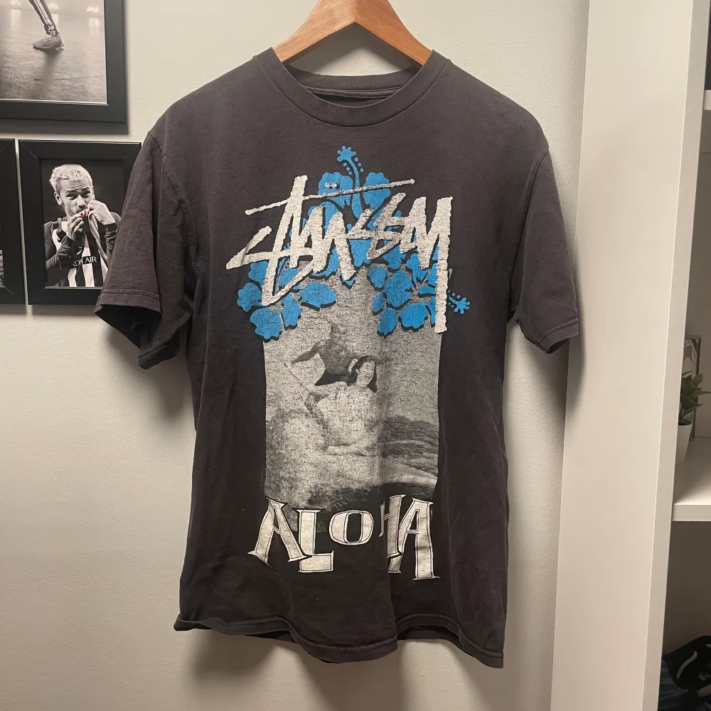 En riktigt snygg stussy tee från tidigt 2000-tal med en sjuk fade. Köpt från scandivintageshop. Inga defekter förutom faden men gör det bara fetare imo. Kom privat för fler frågor. . T-shirts.