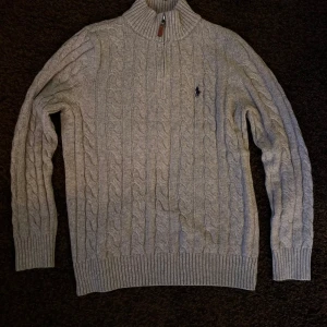 Polo ralph lauren half zip - Säljer denna snygga polo half zippen🤩, skicket är 10/10 helt ny och  aldrig använd! Skriv gärna om ni har några funderingar eller vill ha fler bilder! OBS priset kan sänkas😁