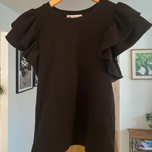 fin topp  - Svart topp från Zara med volangärmar🫶🏼 bra skick, inte använd många gånger. Står att plagget är s men passar också xs