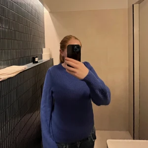 Stickad tröja  - Blå stickad tröja med puffärm. Använd fåtal gånger så mycket bra skick. 