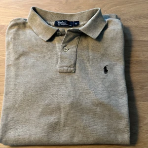 polo ralph lauren piké - säljer nu en fräsh ljusgrå raffe piké som är i 10/10 i skick. köpt på zarlando för ca 1100kr. Passar dig bäst som är mellan 172-177cm lång! Hör av dig vid frågor & bilder🙏🏽🙌🏽