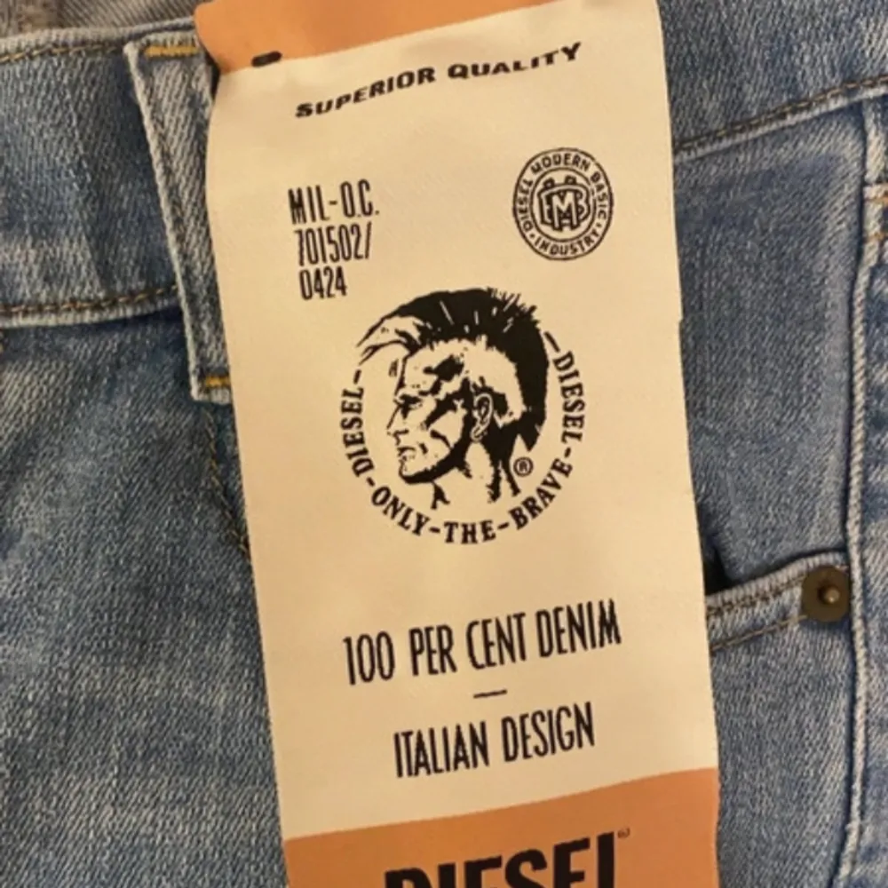 Helt nya D-Ebbey bootcut lowaist diesel jeans, säljer då de inte passade mig💘 Nypris 1500. Jeans & Byxor.