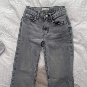 Säljer dessa gråa lowwaist jeansen från Gina i storlek 32. Säljer då de inte passar mig längre, endast använda en gång så skicket är superfint! Nypris 500, mitt pris 225💓