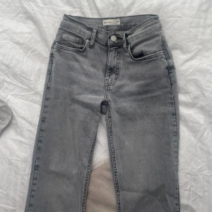 Gråa lågmidjade jeans - Säljer dessa gråa lowwaist jeansen från Gina i storlek 32. Säljer då de inte passar mig längre, endast använda en gång så skicket är superfint! Nypris 500, mitt pris 225💓
