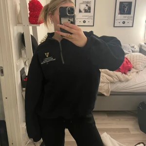 Sweatshirt  - En flis sweatshirt i strl XL, bra skick 