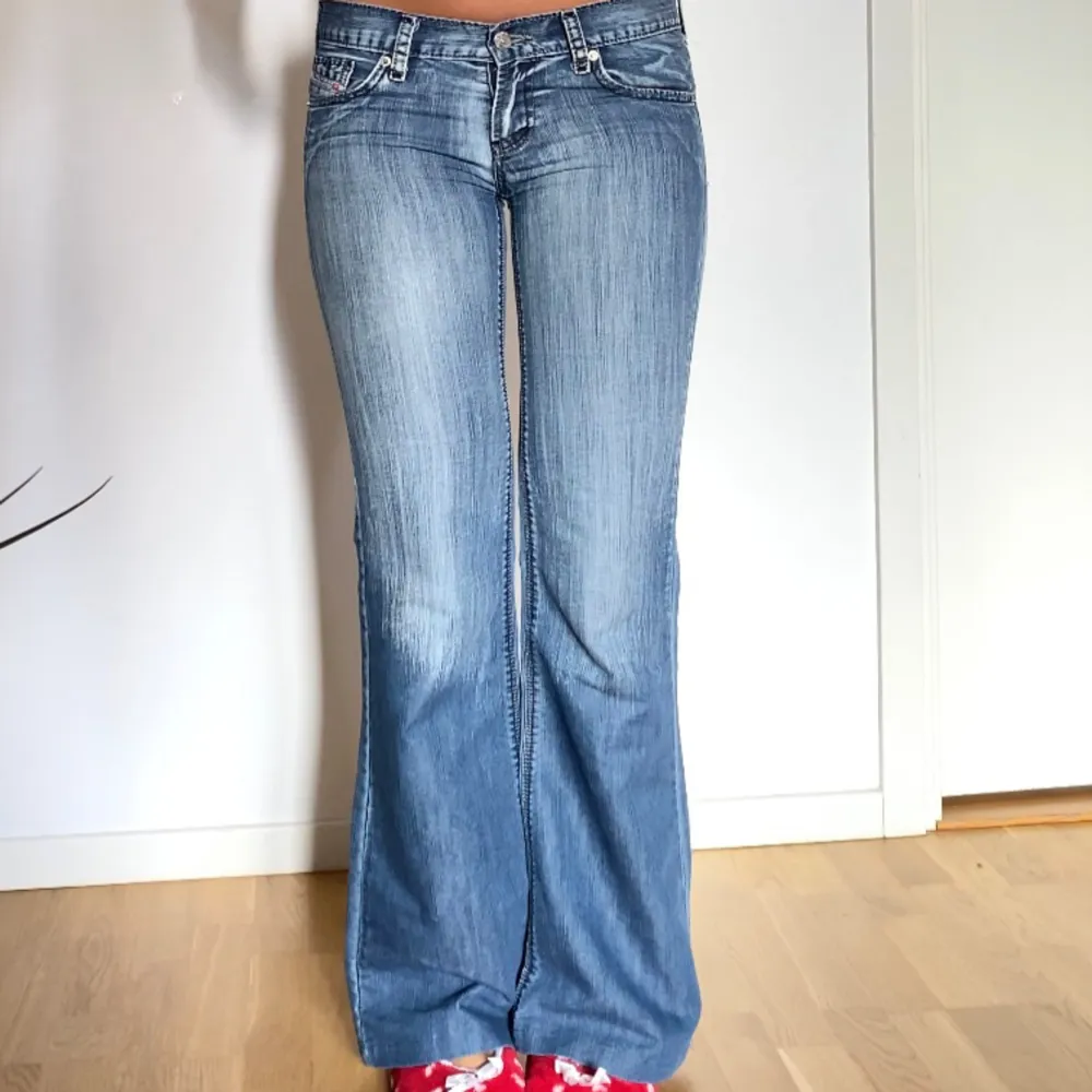 Intressekoll på mina superfina lågmidjade vintage jeans från Diesel. Sitter perfekt på mig som är ca 167 och har storlek S/M i byxor. Storleken på etiketten är W28 L32.  MÅTT: - Midja: 40cm - Innerbenslängd: 78  Hör av dig om du har några frågor!. Jeans & Byxor.