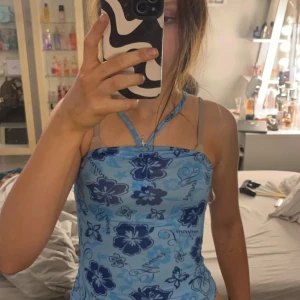 Fin sommar topp - Säljer denna jätte gulliga sommar topp då jag inte fick sp mkt andvändning för den! Den är i jätte bra skick och så fin, den har även en detalj längst upp som man kan Justera så toppen blir lite längre eller mindre , pris kan diskuteras!!💕💕