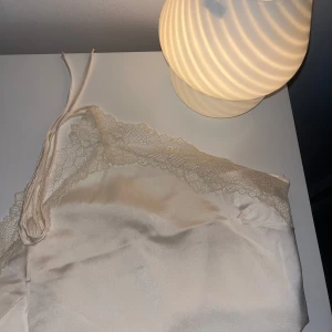 Satin fest topp  - Super snygg fest topp med spets💕💕 Toppen går ner lite i ryggen👌🏽👌🏽. Enbart använd en gång, från hm i storlek XS men passar S också.