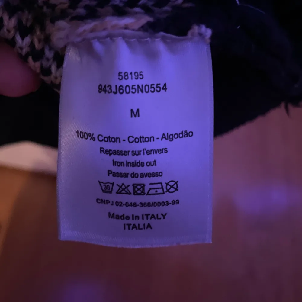 Säljer denna fina dior tröjan då jag känner att den sitter en aning för löst på mig som är 157.. Tröjor & Koftor.