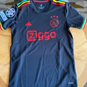 Ajax tredje matchställ 2021 - As fet fotbollströja inför sommaren  S