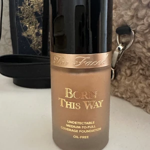 Too faced, foundation  - Den är helt oanvänd. Jag säljer den eftersom att jag inte använder foundation längre så den har aldrig kommit till användning.  Färg: Light Beige  Original pris på sephora: 519kr 