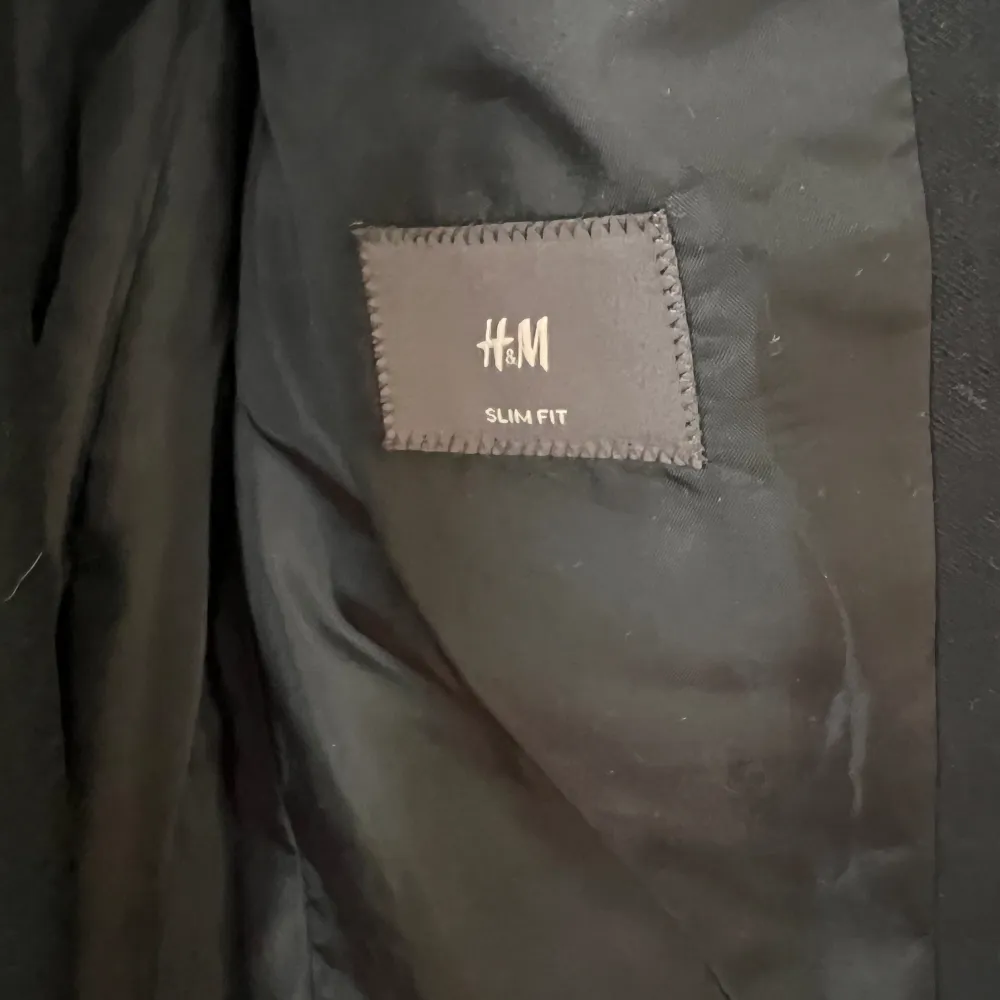 Kavaj strl 44 Slim fit Byxa strl 31 Slim fit   Nyskick, endast använd en gång.. Kostymer.