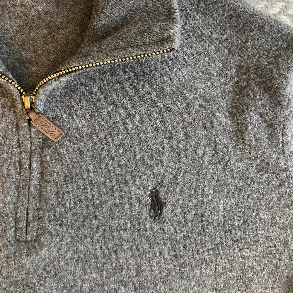 Grå halfziptröja från polo ralph lauren. Storlek M, sitter som en S/M. Nästintill nyskick. Inga skador eller fläckar. Hör gärna av dig vid frågor😉👊🏽. Tröjor & Koftor.