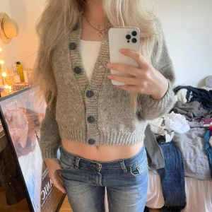 Kofta - Super söt kofta som är stickad. Jätte söt och sitter perfekt 💞💞💞