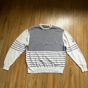 Vintage stickad tröja - Stickad tröja i sorlek L Baggy fit Cool ”Antigua” broderi på axeln