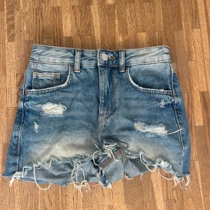 Jeans shorts - Ett par jeans shorts i storlek 32 från bershka. De passar xs och s. Pris kan diskuteras 
