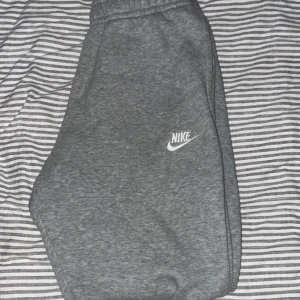 Gråa Nike mjukisbyxor - Skön material. Perfekt till vardagen och gymmet. Köptes för 630 kr och säljs för 450 kr. Priset kan diskuteras vid snabbköp. Hör av er för vidare frågor.