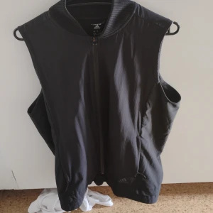Adidas väst - Svart adidasväst som används som tunika, storlek large är liten i storlek
