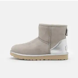 🌸Säljer mina uggs. Använda Max 2/3 gånger så i bra skick. Köpta för 2000🌸