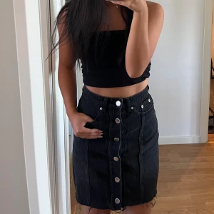 Svart jeanskjol  - Mycket fint skick! Använd 1 gång 🌟