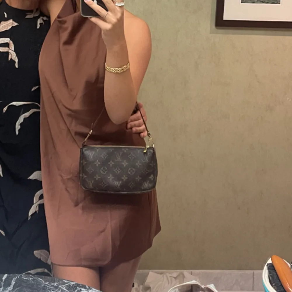 Brun satin klänning med öppen rygg från Asos!💖. Mekot.