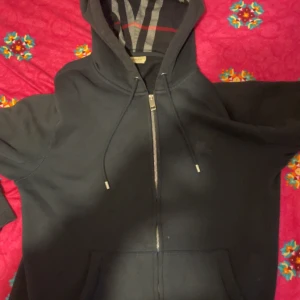 burrberry kofta - tja säljer min burrberry kofta såklart äkta fin färg bra pris samt väldigt sällsynt