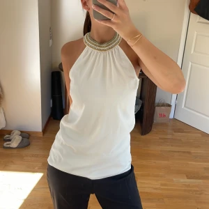 Halterneck  - Snyggaste toppen från vero Moda!💕 detaljerna på kragen😩😩