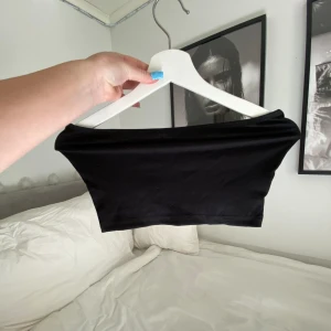 Tubtopp från shein!! - säljer denna fina tubtopp från shein!! Säljer därav den inte kommer till användning det är inga tecken på användning!💗 säljer för 30kr strl:S💓