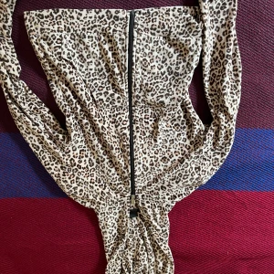 Leopardmönstrad kofta - Leopardmönstrad superkön och len kofta