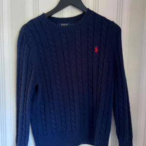 Kabelstickad Ralph Lauren tröja - Tjena! Säljer nu min kabelstickade Ralph Lauren i storlek S, då den är lite för kort i ärmarna och aldrig används. Den är helt oanvänd och i bra skick utan defekter. (Pris ej hugget i sten).