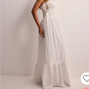 Sommar klänning  - Säljer denna slutsålda klänning från Nelly, helt oanvänd✨